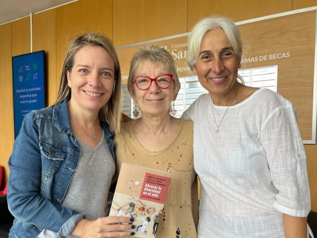 Abrazar la diversidad en el aula, un libro de Rebeca Anijovich, Cecilia Cancio y Mariana Ferrarelli