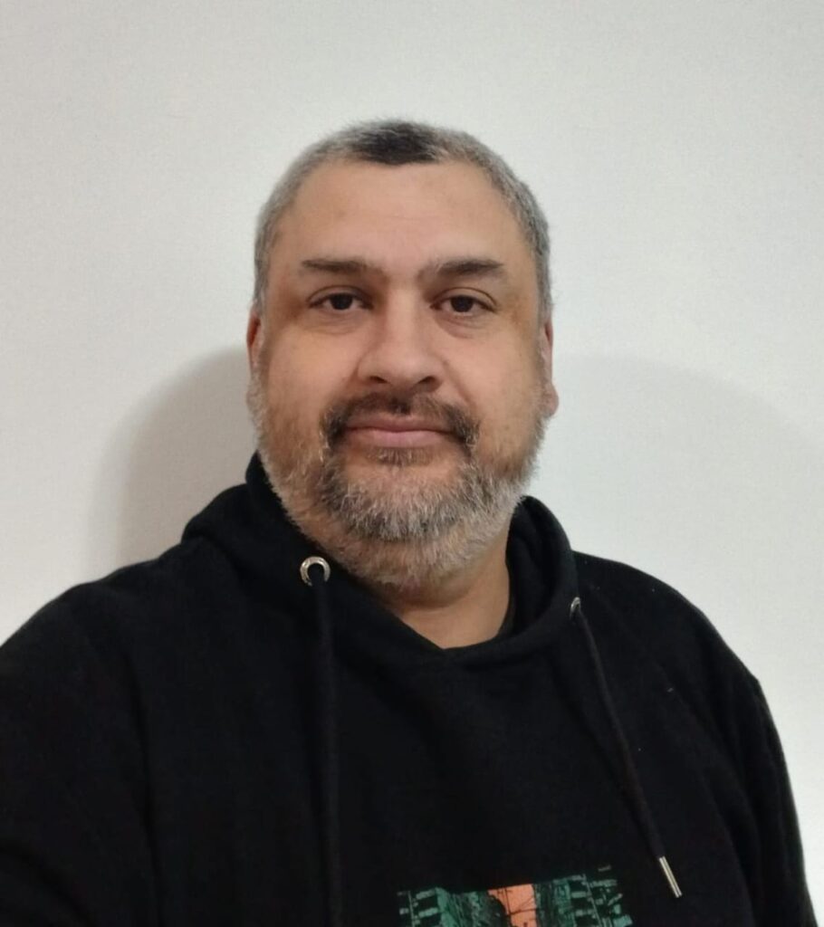 ¿Puede un proyector convertirse en una herramienta interactiva para el aula? Luciano Bandiera, representante de Sicograf, explica cómo los proyectores Epson permiten convertir distintas superficies en espacios de participación y colaboración, con aplicaciones que van desde el nivel inicial hasta la secundaria.